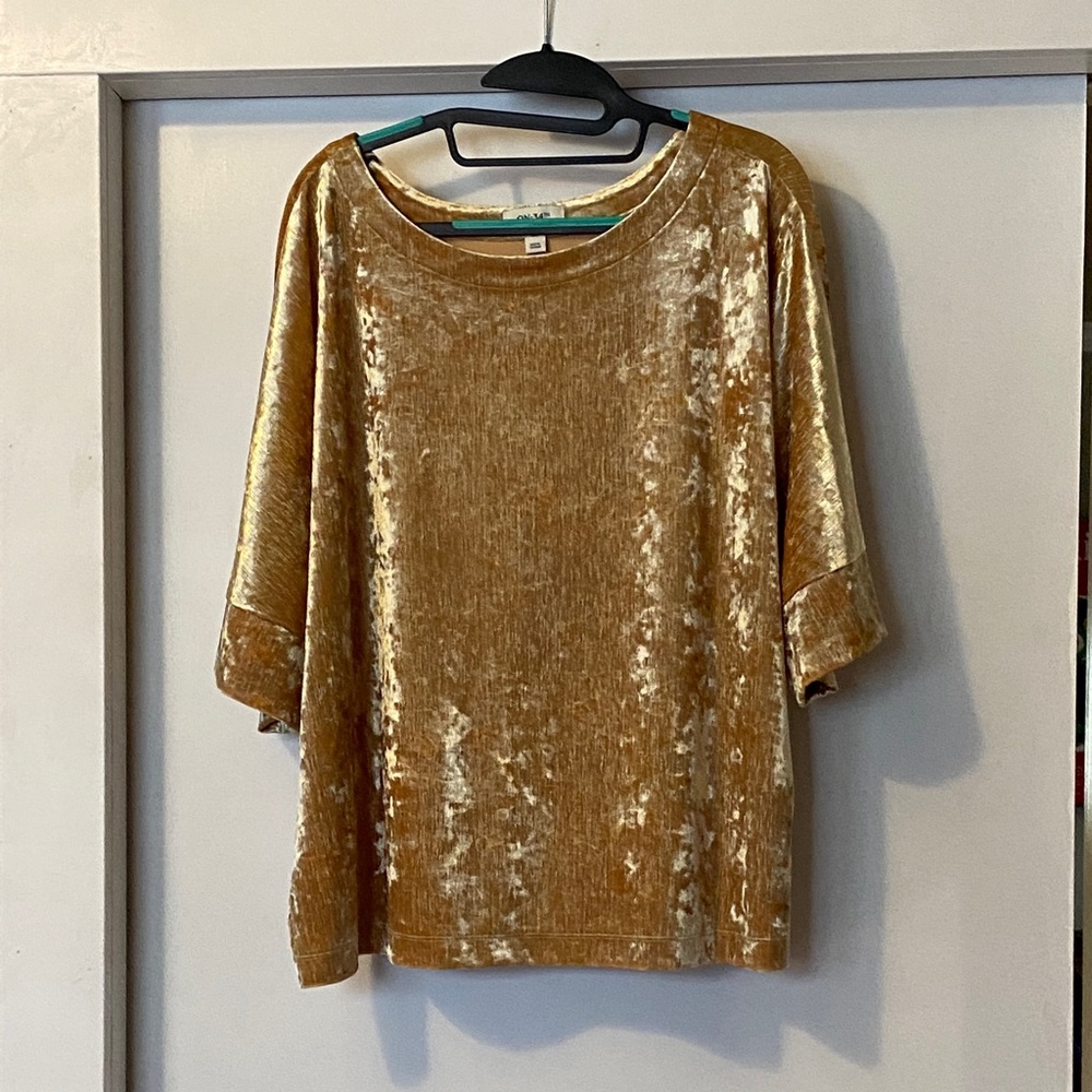 Crushed Velvet Short Sleeve Tee in Gold